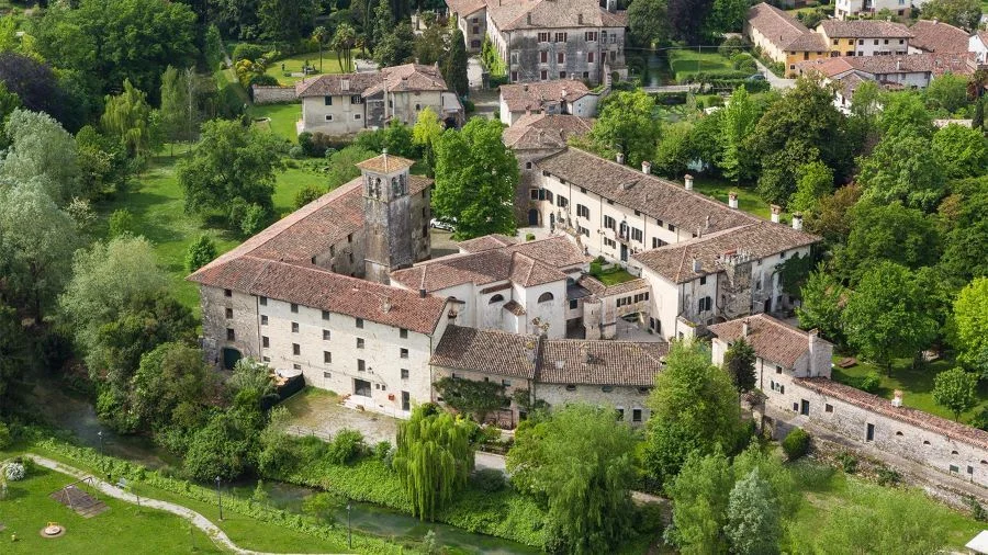 Lâu đài Strassoldo di Sopra là sự kết hợp hài hòa giữa kiến trúc Romanesque và Gothic