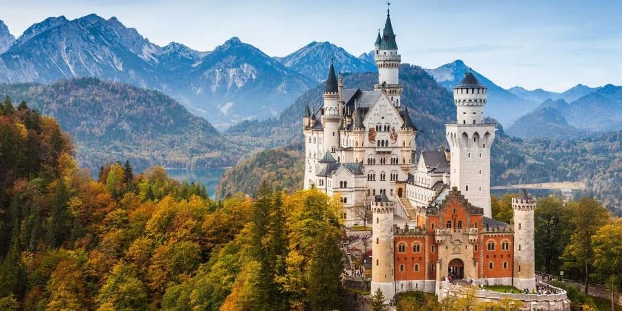Lâu đài Neuschwanstein sừng sững như một biểu tượng huyền bí và lãng mạn của nước Đức