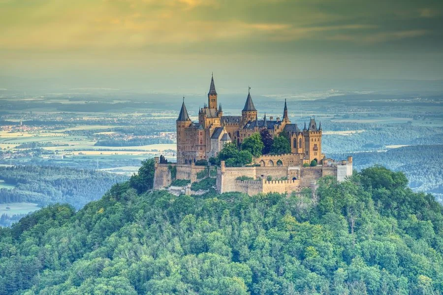 Lâu đài Hohenzollern sừng sững như một viên ngọc quý giữa lòng Châu Âu