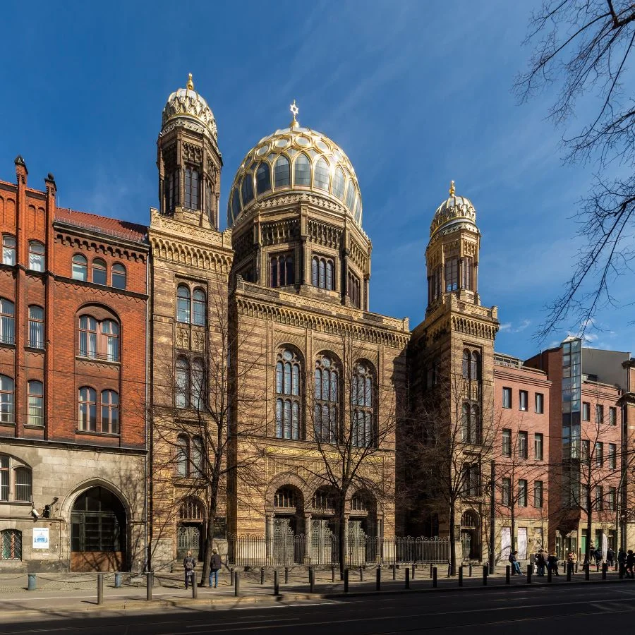 Tọa lạc tại thủ đô Berlin sôi động, Nhà thờ Neue Synagogue sừng sững hiên ngang như một viên ngọc sáng giữa lòng nước Đức