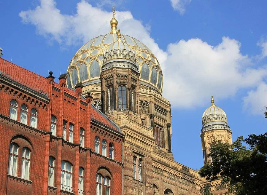 Bước vào bên trong Neue Synagogue, bạn sẽ choáng ngợp bởi không gian nội thất rộng lớn và vô cùng lộng lẫy