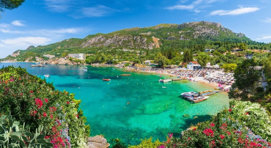 Corfu Hy Lạp với cảnh biển và thiên nhiên tươi đẹp vào mùa xuân
