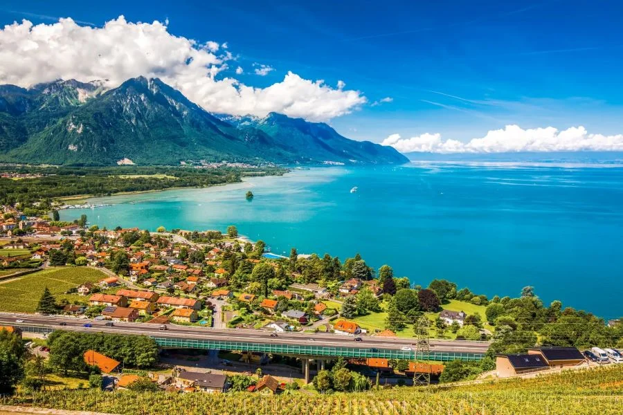 Tọa lạc ở phía Bắc dãy Alps hùng vĩ, hồ Geneva hiện đang là hồ nước ngọt lớn nhất khu vực Tây  u