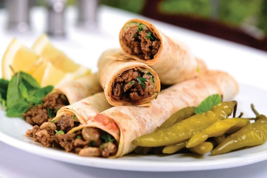 Bánh mì Tantuni thường được thưởng thức cùng món dưa chua