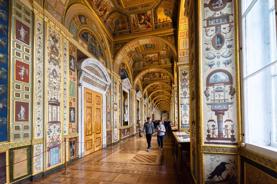 Bảo tàng Hermitage tọa lạc trong 6 tòa nhà hoành tráng ngay trung tâm thành phố Saint Petersburg, nằm bên cạnh bờ sông Neva hiền hòa