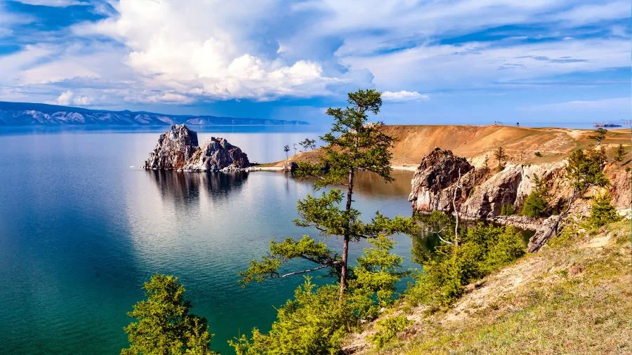 Hồ Baikal là một trong những hồ nước ngọt sâu nhất thế giới, phần đáy hồ Baikal có điểm nằm ở độ sâu lên đến khoảng 1642 m