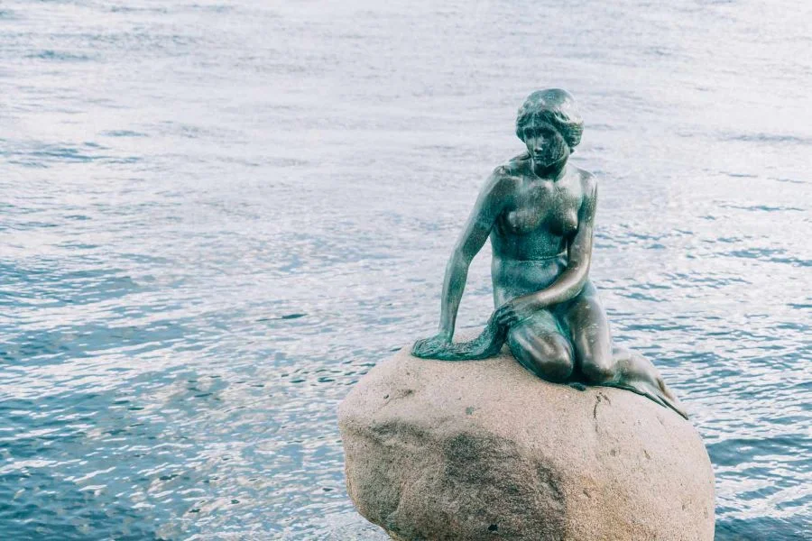 Bức tượng nàng tiên cá ở cảng Copenhagen là điểm tham quan nổi tiếng được nhiều du khách lựa chọn khi đến đây