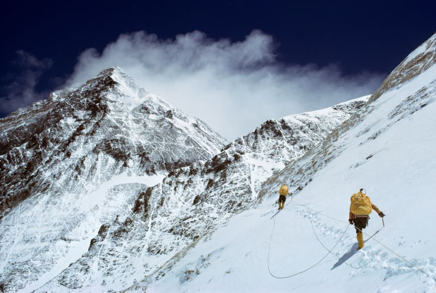 Everest - một trong những ngọn núi tuyết đẹp và kỳ vĩ nhất thế giới