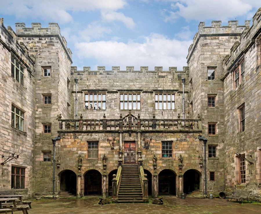 Lâu đài Chillingham có từ thời Trung cổ tọa lạc tại ngôi làng Chillingham ở phía Bắc Northumberland