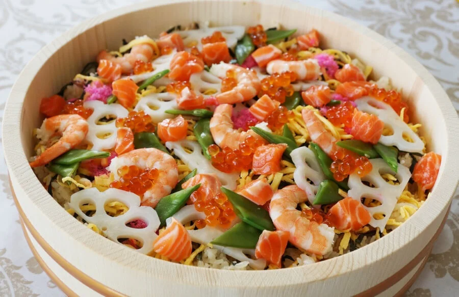 Chirashizushi là một món ăn độc đáo với sự kết hợp hài hòa của nhiều loại nguyên liệu tươi ngon