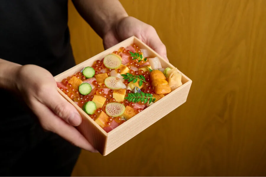 Chirashizushi cao cấp thường được phục vụ trong các nhà hàng sushi cao cấp, với không gian sang trọng và dịch vụ chuyên nghiệp