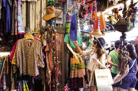 Chợ cũng là một địa điểm mua sắm lý tưởng trong mùa sale off.