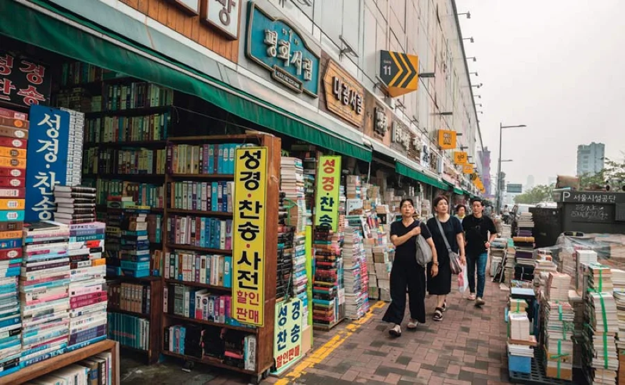 Bước chân vào con phố sách cũ ở chợ Dongdaemun, bạn như lạc vào thế giới của những trang sách cũ ngả màu vàng