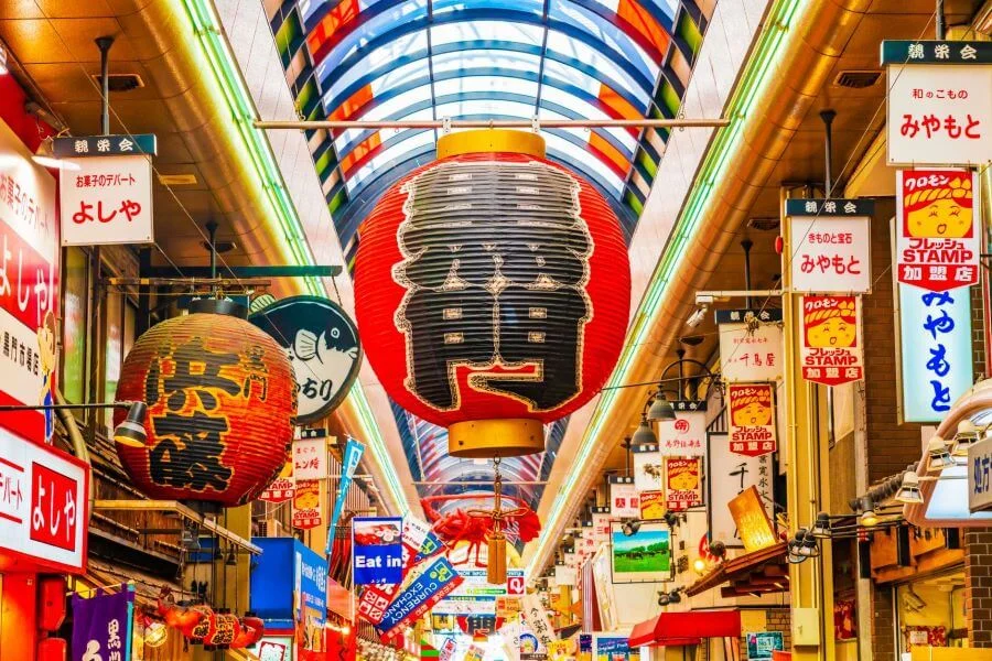 Chợ Kuromon là một khu chợ nổi tiếng nằm ở khu vực Nipponbashi sôi động của thành phố Osaka
