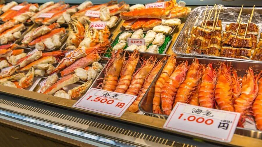 Chợ Kuromon trải dài gần 600 mét với khoảng 150 gian hàng bày bán đủ loại mặt hàng, từ hải sản tươi sống