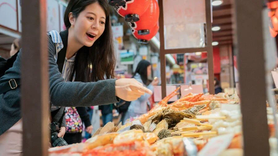 Chợ Kuromon không chỉ thu hút người dân địa phương mà còn là điểm đến không thể bỏ qua của du khách khi đến Osaka