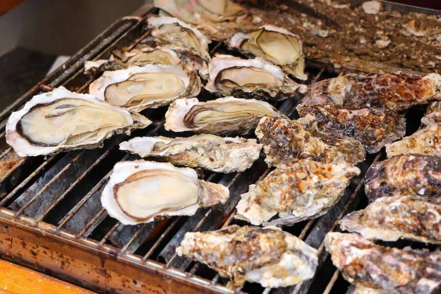 Hàu tươi tại chợ Kuromon là một trải nghiệm ẩm thực không thể bỏ qua đối với bất kỳ ai yêu thích hải sản