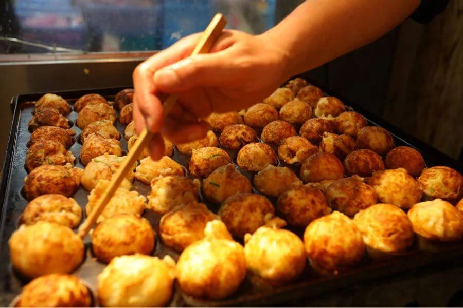 Khi đến với chợ Kuromon, bạn sẽ dễ dàng bị thu hút bởi mùi thơm lừng của những chiếc bánh bạch tuộc Takoyaki thơm lừng