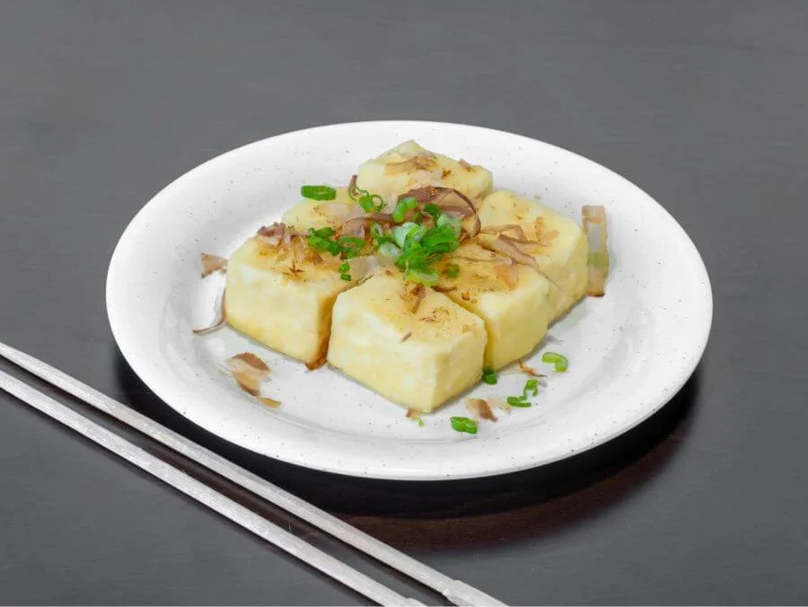 Một trong những món ăn không thể bỏ qua tại Chùa Thanh Thuỷ là đậu phụ chiên giòn