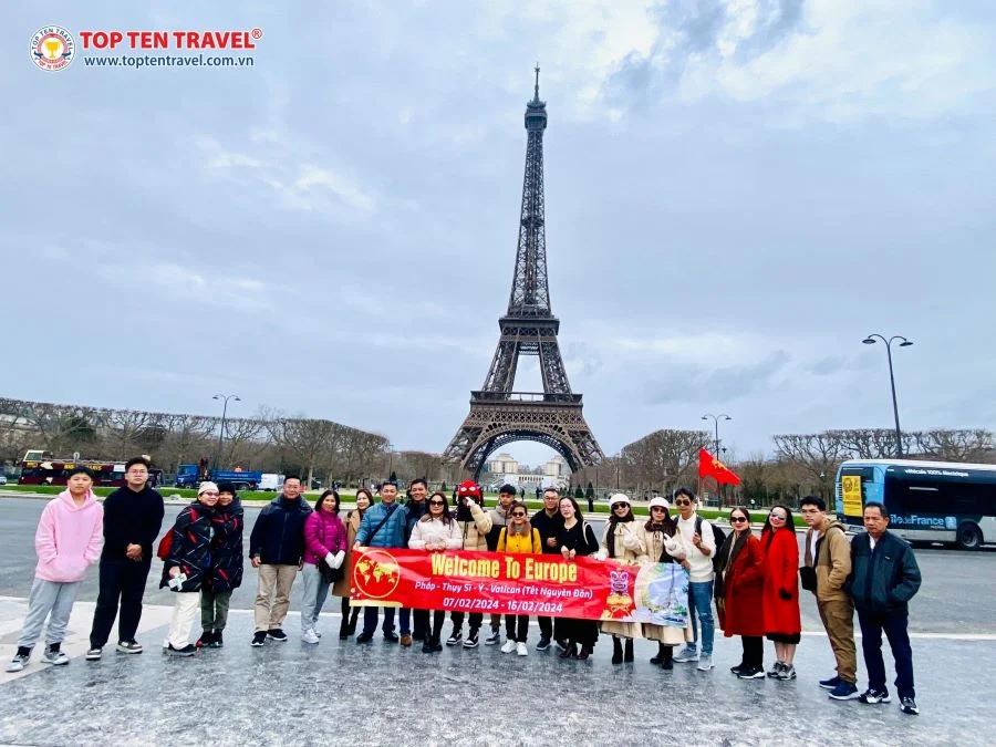 Đoàn khách nhà Top Ten trong tour Pháp - Thụy Sĩ - Ý - Vatican