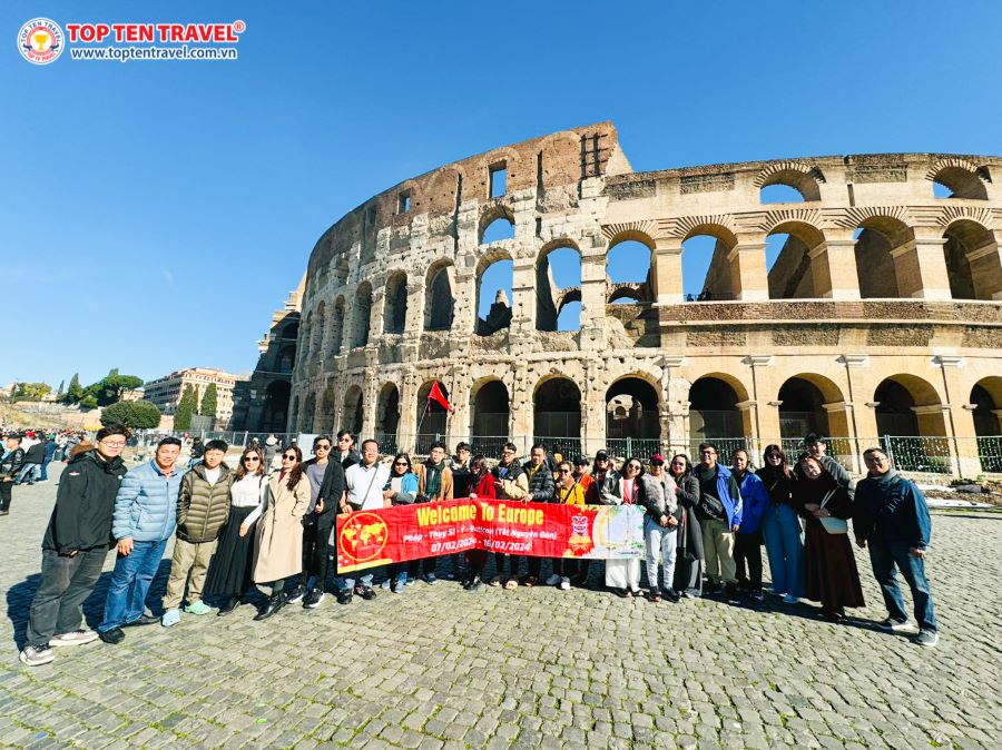 Đoàn khách nhà Top Ten trong tour Pháp - Thụy Sĩ - Ý - Vatican