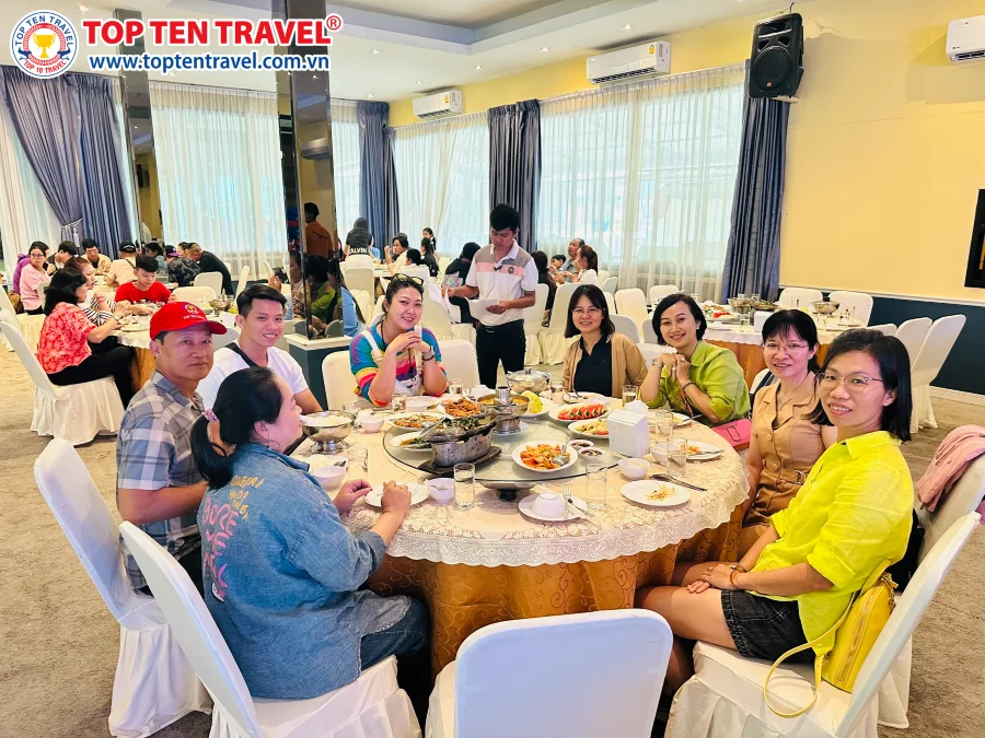Đoàn khách nhà Top Ten thưởng thức ẩm thực Thái Lan hấp dẫn