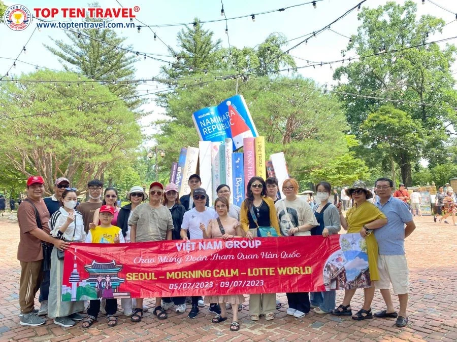 Đoàn khách nhà Top Ten check-in tại những địa điểm tham quan nổi tiếng