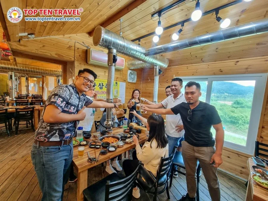 Đoàn khách nhà Top Ten thưởng thức ẩm thực đặc trưng của xứ sở kim chi