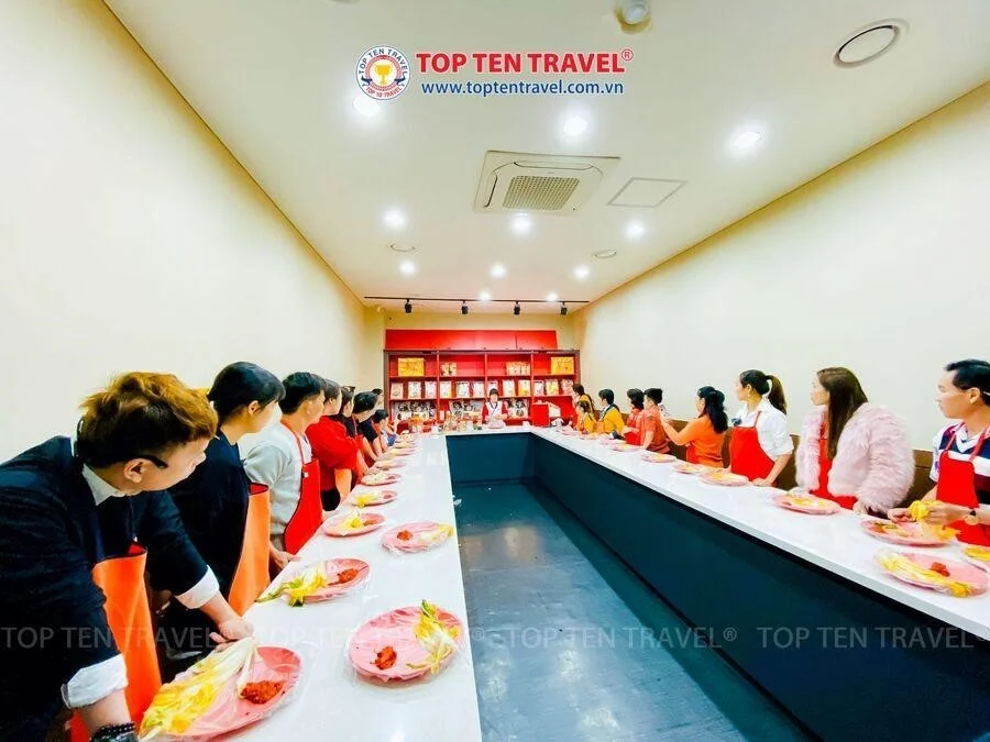 Khách nhà Top Ten trải nghiệm tự tay làm Kimchi cùng người bản địa