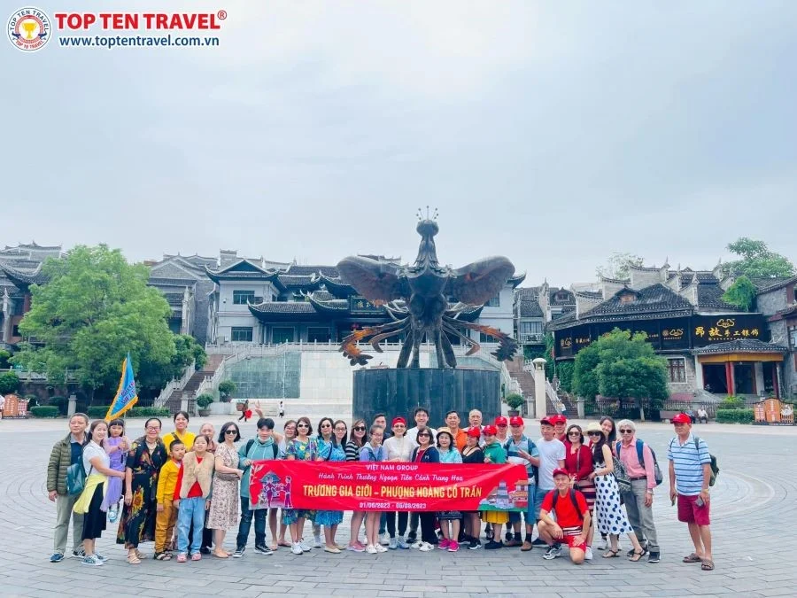 Đoàn khách Top Ten tham gia tour Trương Gia Giới - Phượng Hoàng Cổ Trấn