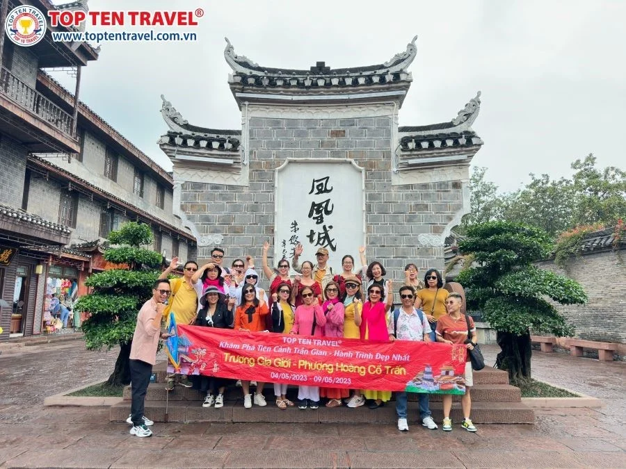 Đoàn khách nhà Top Ten trong tour Trương Gia Giới - Phượng Hoàng Cổ Trấn