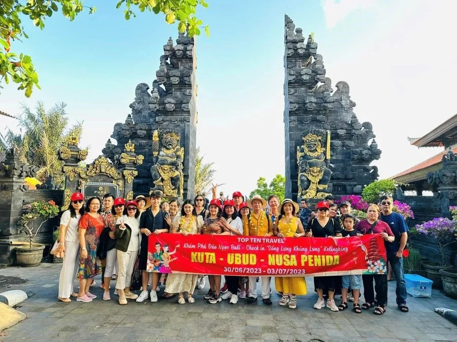Đoàn khách Top Ten Travel tham quan và check-in tại nhiều địa điểm nổi tiếng