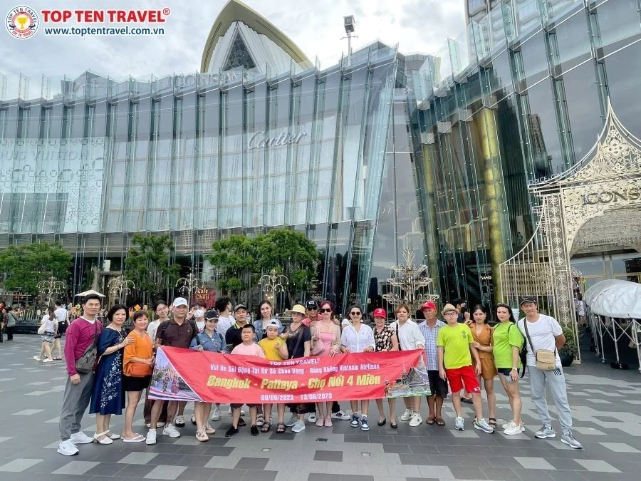 Đoàn khách nhà Top Ten Travel mua sắm thả ga tại Icon Siam