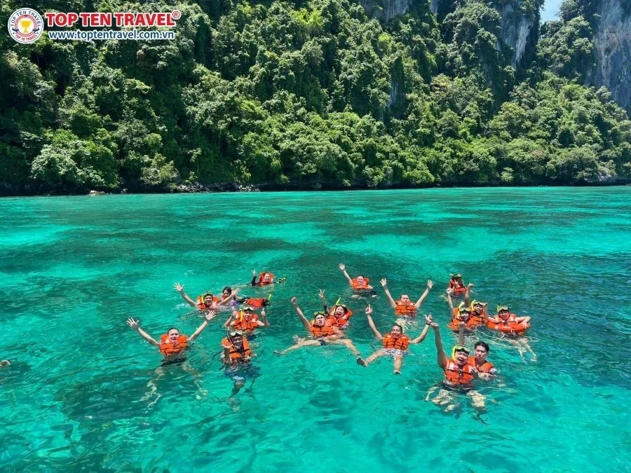 Đoàn khách nhà Top Ten đắm mình dưới làn nước trong xanh mát lạnh