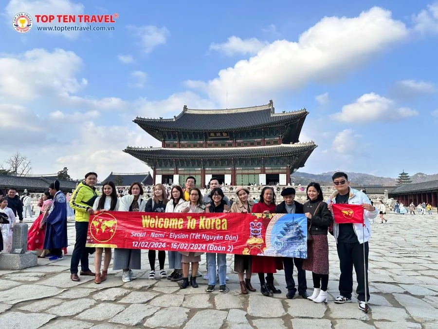 Đoàn khách Top Ten Travel tham quan cung điện Gyeongbokgung