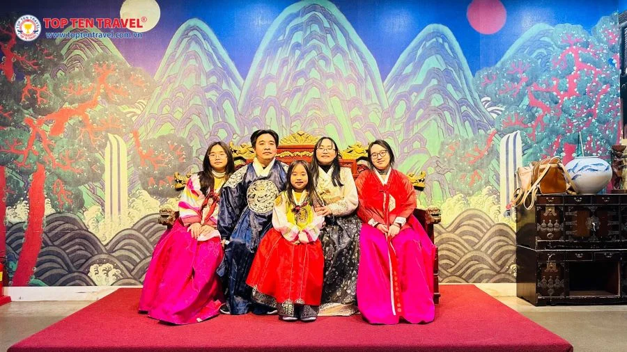 Khách nhà Top Ten trải nghiệm mặc Hanbok truyền thống của người Hàn 