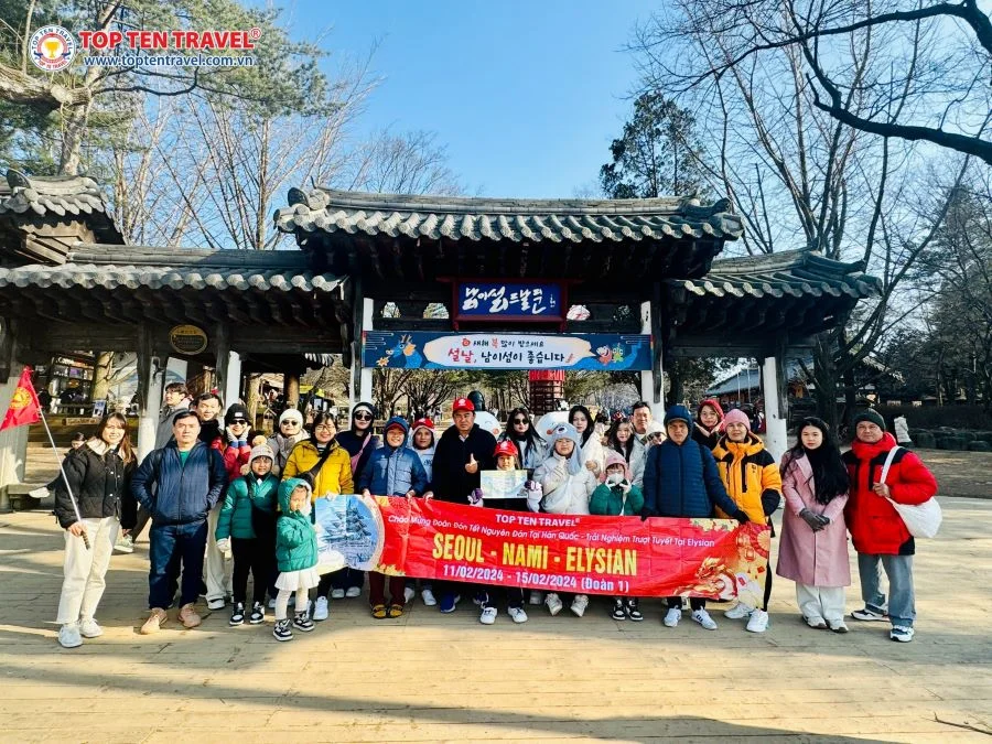 Đoàn khách Top Ten Travel tham quan và chụp ảnh lưu niệm trong tour Hàn Quốc 