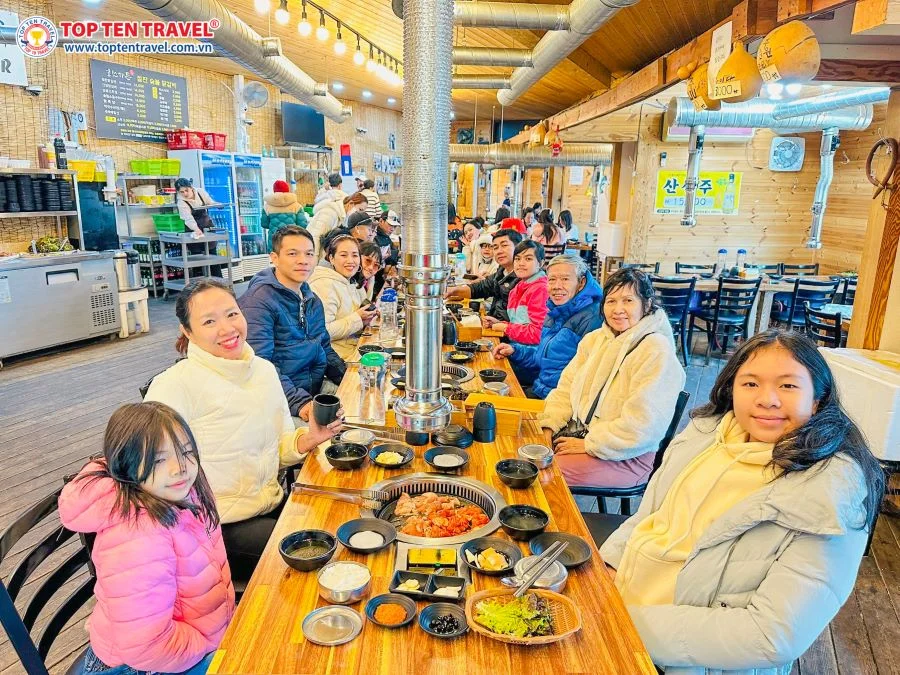 Khách nhà Top Ten Travel thưởng thức các món ngon xứ Hàn 