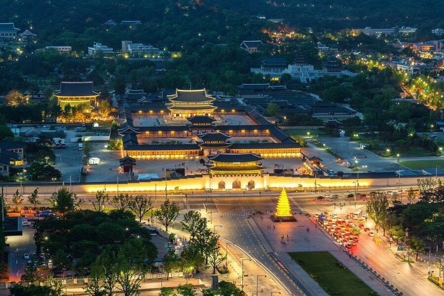 Cung điện Gyeongbokgung rực rỡ về đêm
