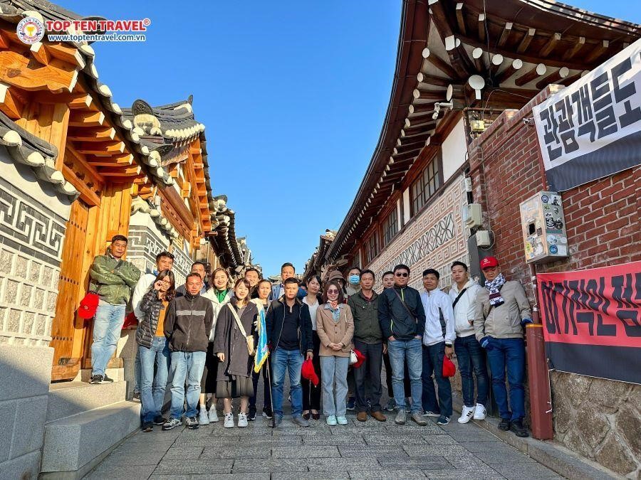 Đoàn khách tham gia tour du lịch khám phá mùa thu Hàn Quốc tại Top Ten Travel