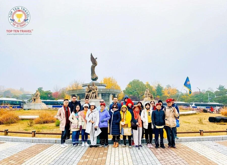 Đoàn khách tham gia tour du lịch khám phá mùa thu Hàn Quốc tại Top Ten Travel