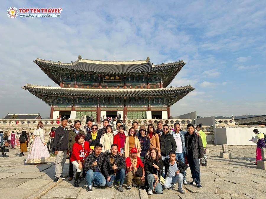 Đoàn khách tham gia tour du lịch khám phá mùa thu Hàn Quốc tại Top Ten Travel