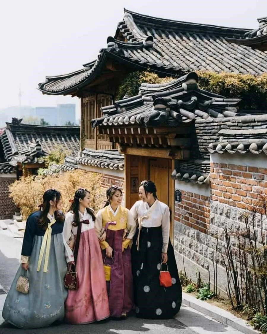 Du khách thường đến đây để check in cùng khu phố cổ Bukchon