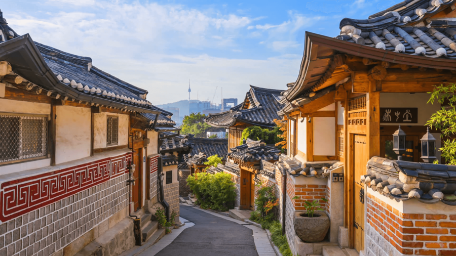 Phố cổ Bukchon thu hút khách du lịch bởi các dãy nhà mang kiến trúc cổ kính