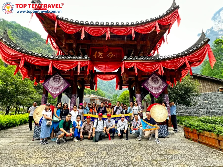 Đoàn khách Top Ten Travel tham quan khám phá Phượng Hoàng Cổ Trấn của Trung Quốc