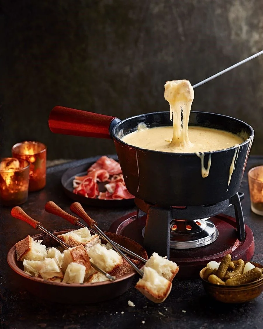 Sẽ chẳng có gì tuyệt vời bằng việc nhúng những miếng bánh mì mới nướng vào nồi phô mai đang tan chảy