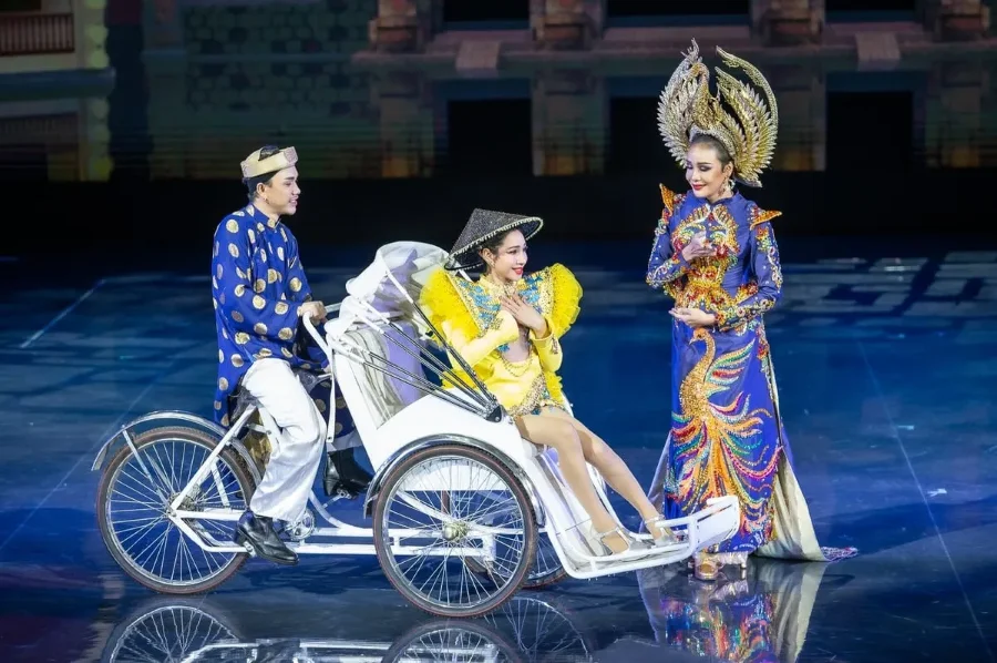 Bạn sẽ được hòa mình vào những cung bậc cảm xúc khác nhau trong show diễn đầy mãn nhãn nổi tiếng tại xứ Thái