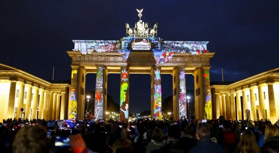 Brandenburg đứng sừng sững giữa lòng thủ đô Berlin sôi động