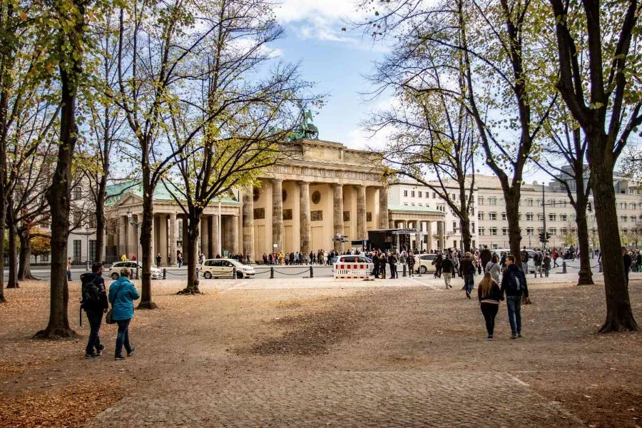 Con đường Unter den Linden nối liền Cổng Brandenburg uy nghi và quảng trường Alexanderplatz sôi động