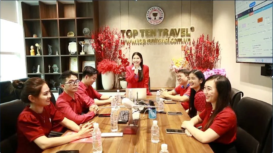 Bà Hoàng Minh Nhi - Giám Đốc Kinh Doanh đang triển khai kế hoạch tour thu đông 2024 